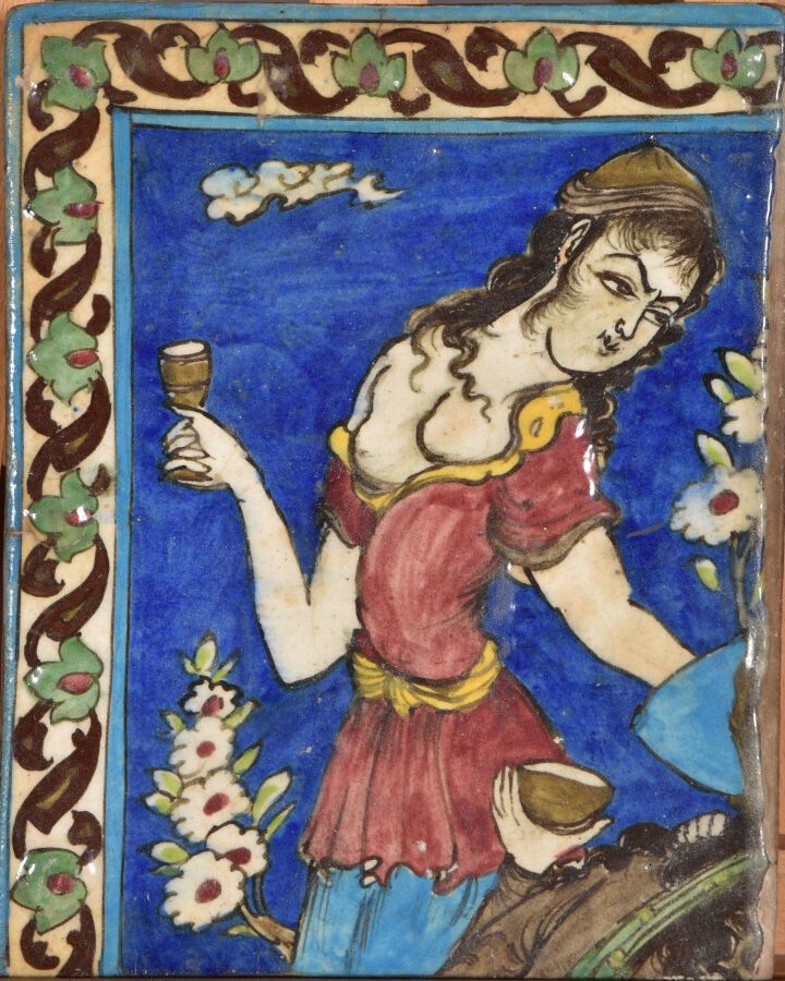 Null IRAN Kadjar 19世纪。

长方形的陶瓷瓦片，上面有多色的装饰，有一个站立的女人拿着杯子的画像。瓦片的两面装饰有风格化的花朵楣。

H.32&hellip;