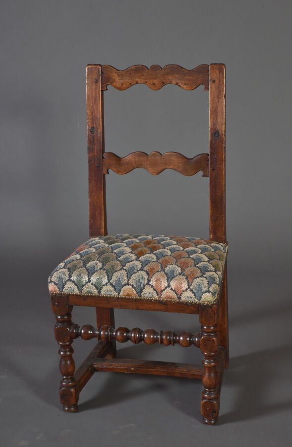 Null 胡桃木椅子，条形椅背，转弯的前腿。

17世纪末-18世纪初。

H.93厘米 - 宽46厘米 - 深37厘米

事故，修复。