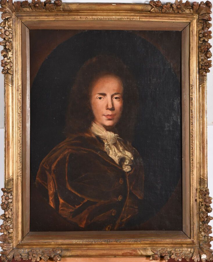 Null 19世纪英国学校

一个男人的胸像，正面，戴着棕色假发，穿着红色大衣的蕾丝褶边。

油画上的模拟椭圆。

H.81 - W. 64,5 cm