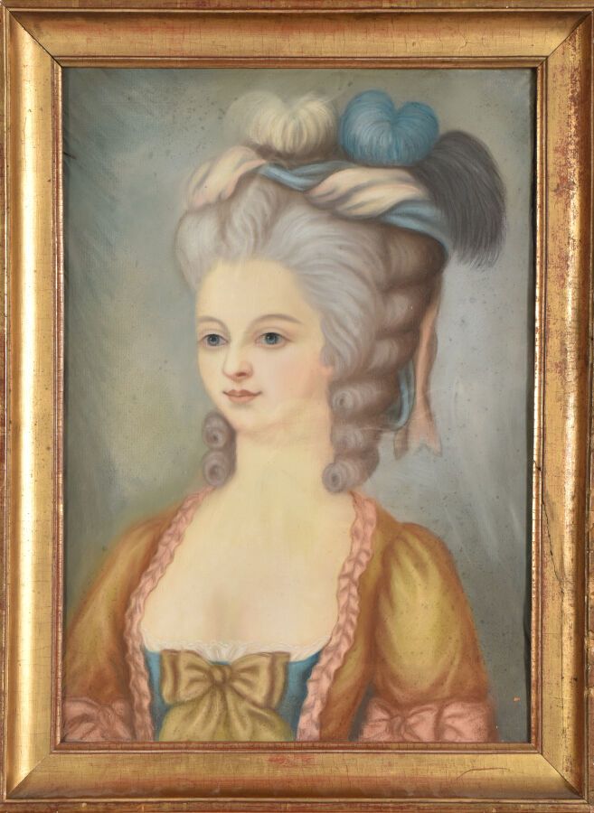 Null 法国学校

在18世纪末的品味中。

一位年轻女子的肖像，她有一双蓝色的眼睛，头发上有彩色羽毛装饰的粉末。

粉笔画。纸板上的粉笔画（背景上有一些小的&hellip;