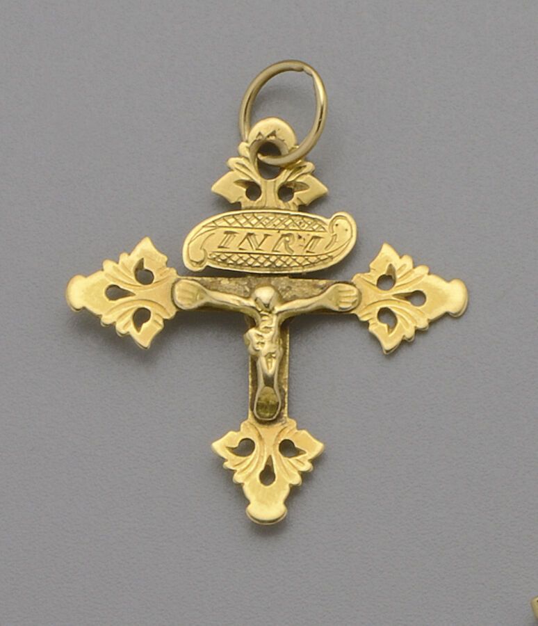 Null 18K(750/oo)黄金 "Grille de Chambéry "十字架，臂膀两端饰有飞鸟，穿有3个眼泪形状的孔，正面是基督，上面有 "INRI &hellip;