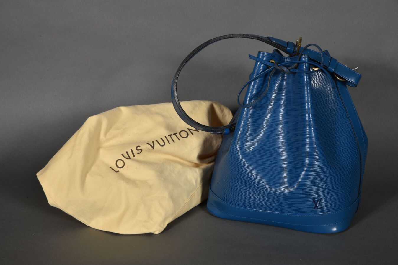 Louis Vuitton, large Noé bag in blue epi and smooth leat…