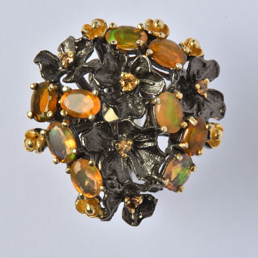 Null 银质(925/oo)发黑和镀金戒指 "Bouquet"，镶有椭圆形蛋白石和黄色宝石。TDD 57.毛重：13.1克。