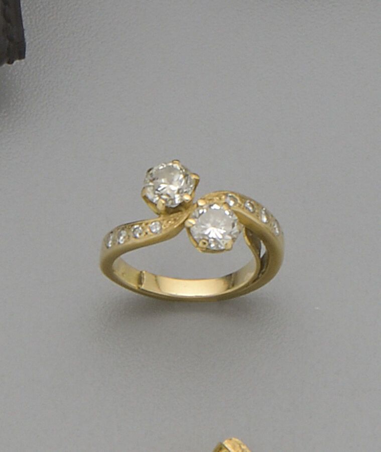 Null 一枚18K（750/oo）黄金 "你和我 "戒指，以两颗明亮型切割钻石为中心，约1 x 0.70克拉和1 x 0.65克拉，周围是一排较小的明亮型切割&hellip;
