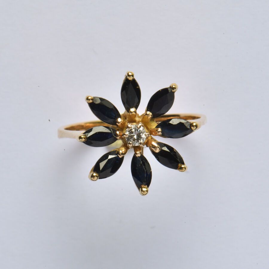 Null Bague "Fleur" en or jaune 18K (750/oo) centrée d'un diamant taille brillant&hellip;