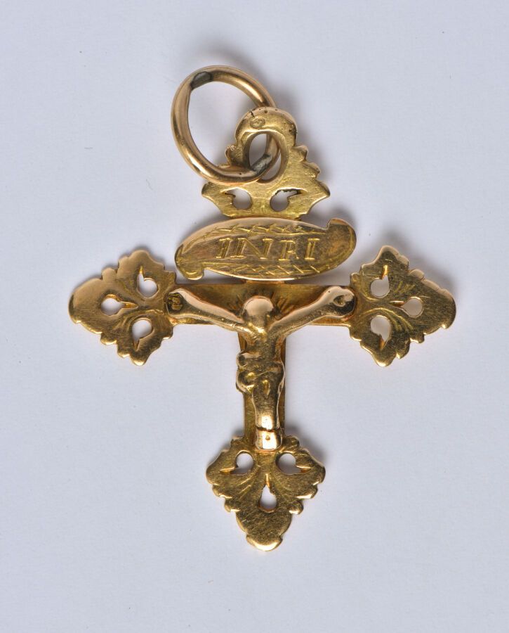 Null 18K（750/oo）黄金的尚贝里十字架，树枝的两端有穿有泪痕的芙蓉花，一边是基督（脚踝处有裂痕），上面有一个刻有 "INRI "字样的圆拱门，背面是&hellip;