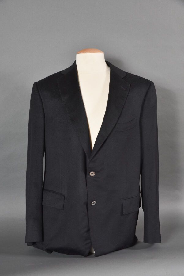 Null ZILLI.男士黑色羊绒外套，缺口领，单排扣，长袖，翻盖下有两个横袋，后面有两个缝隙，丝绸衬里。

尺寸54

完美的状态