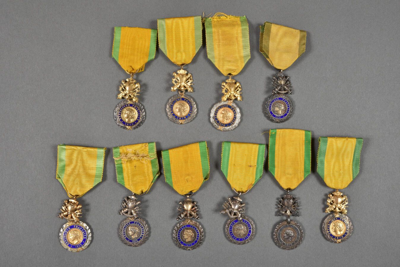 Null France. Médaille Militaire, trophée uniface, à anneau, diverses variantes, &hellip;