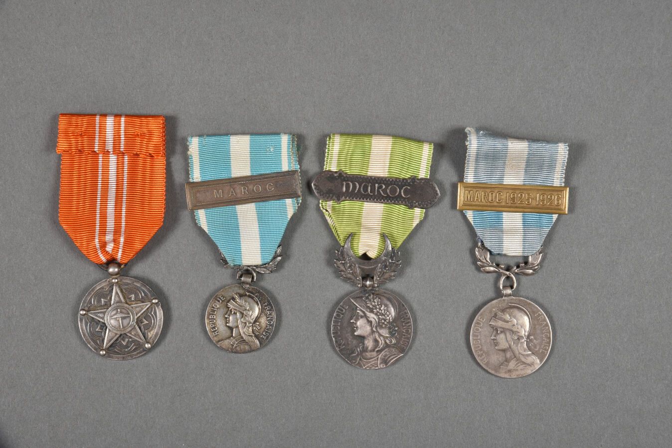 Null 法国。摩洛哥1907年的奖章，和殖民地奖章（2），有2个扣子，达希尔奖章（1），一套4枚。