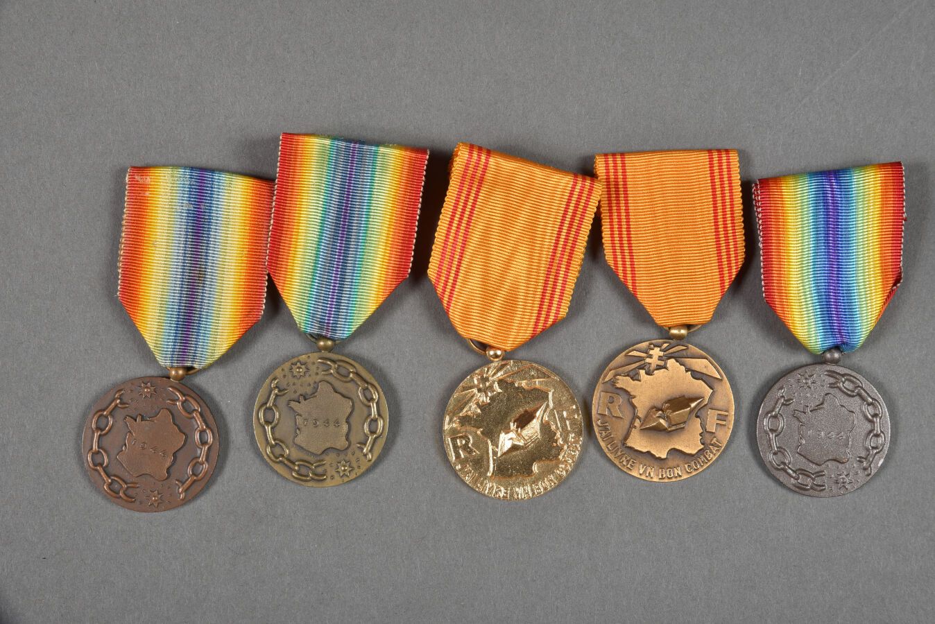 Null 法国。解放法国奖章（3枚）和耐火材料奖章（2枚），变体，一套5枚。