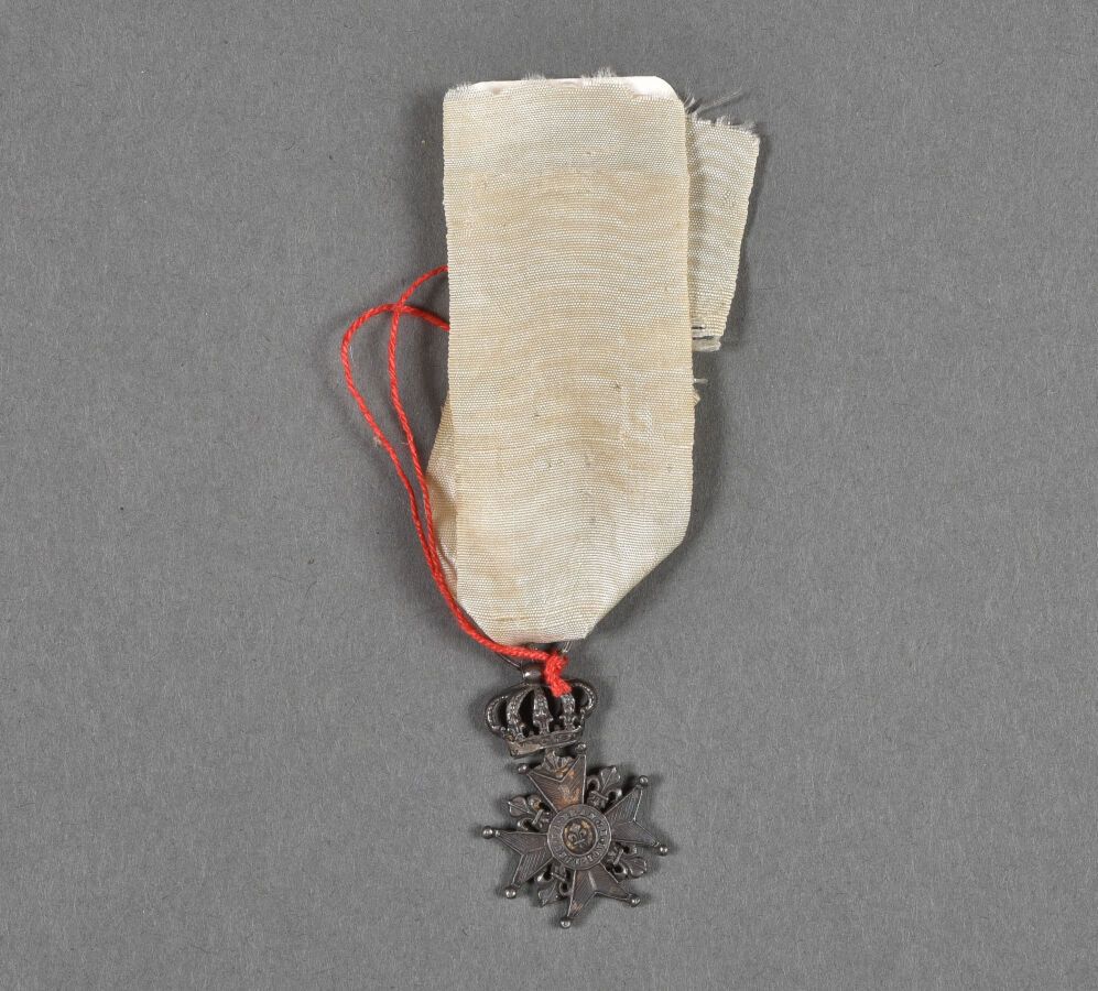 Null Francia. Orden del Lirio, cruz sin esmaltar bajo corona, plata, cinta blanc&hellip;