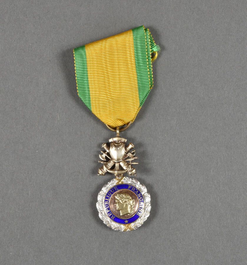 Null FRANCIA. Medalla militar, 4ª/5ª República, llamada "Generales", bifaz con a&hellip;