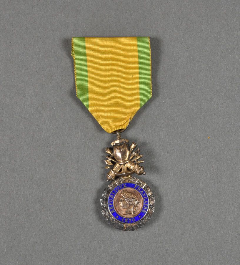 Null 法国。军事奖章，将军模型，黄金中心，带大炮的双面奖杯。