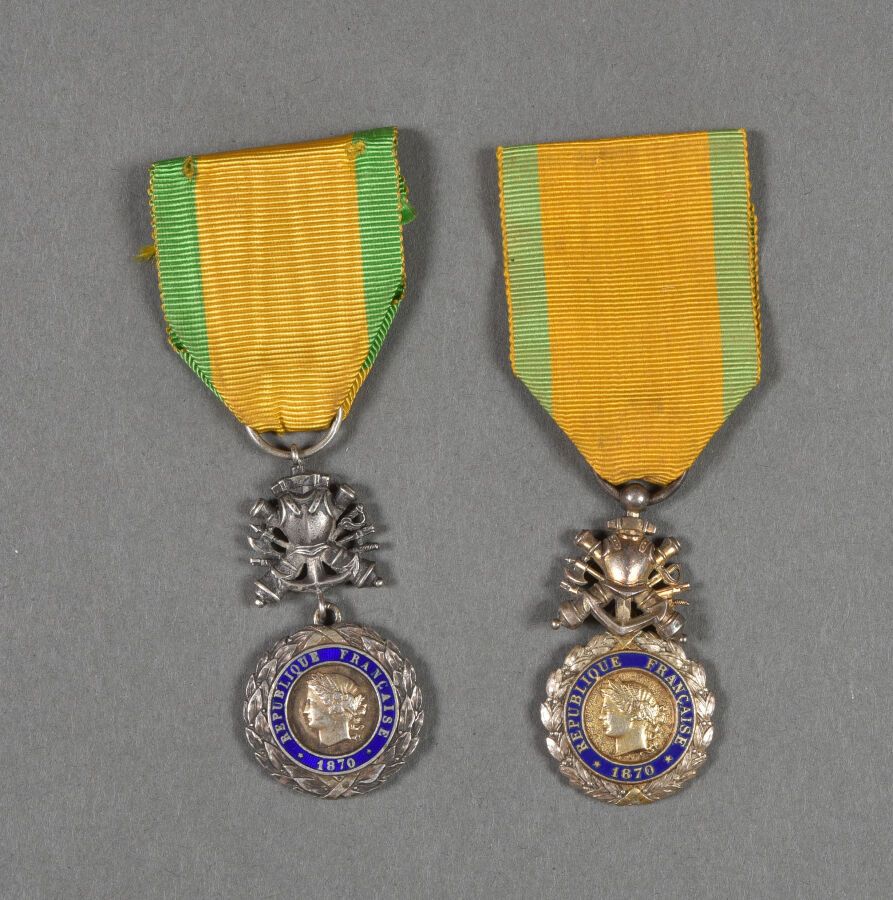 Null Francia. Medalla militar bifaz con armas, variantes, juego de 2.
