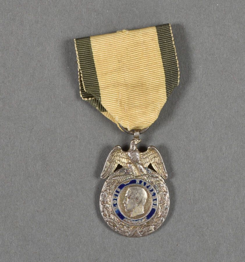 Frankreich. Médaille Militaire du 1°Type, mit breiterem Band, (2 kleine Splitter&hellip;