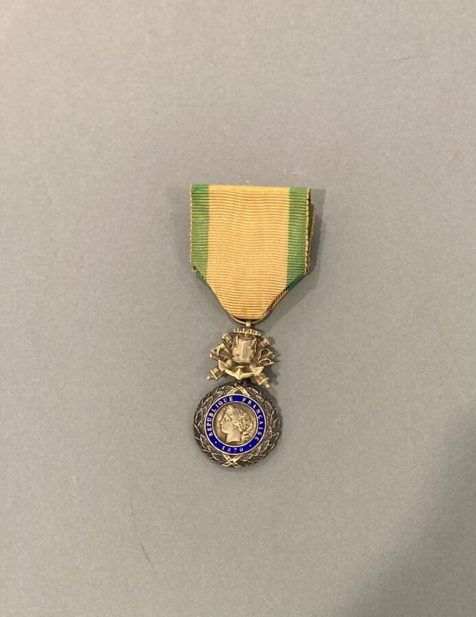 Null Francia. Medalla militar del 4º tipo, bifaz a la coraza, firmada Barre, mag&hellip;