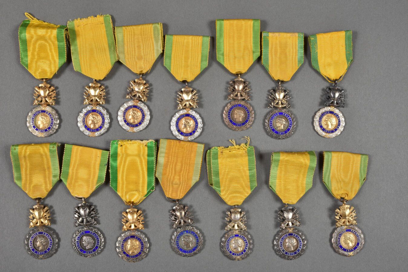 Null 法国。军事奖章，单面奖杯，铰链，各种变体，共14件。