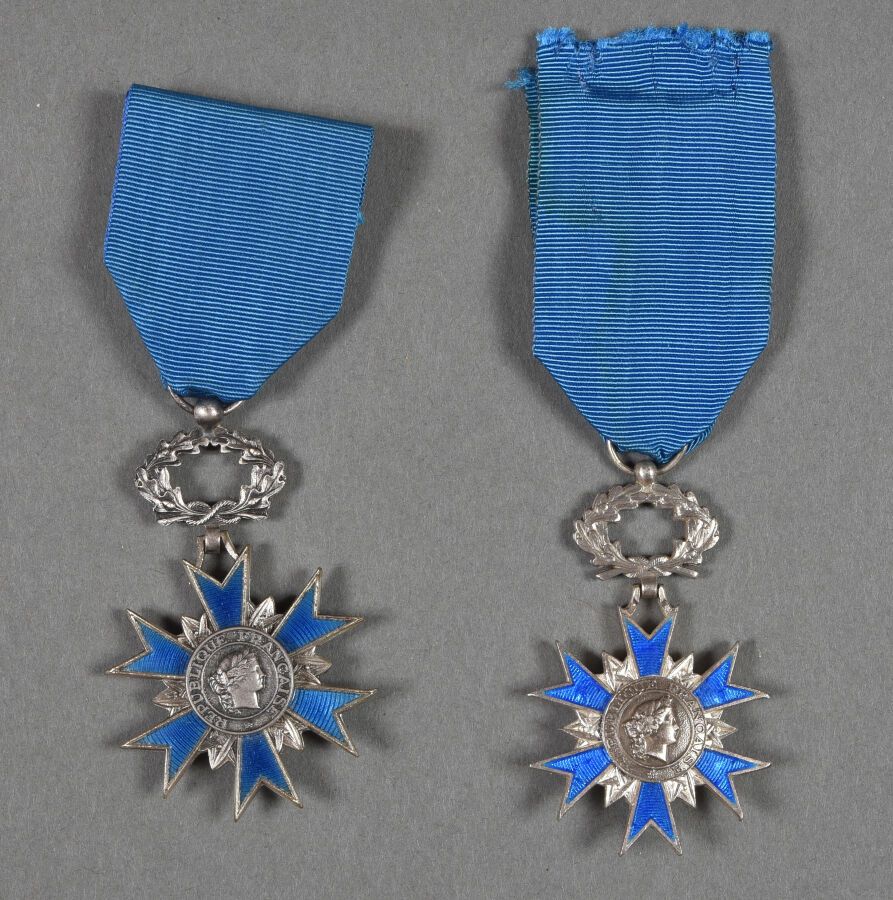 Null 法国。国家荣誉勋章（1963年）。骑士，第五共和国，一套2个。