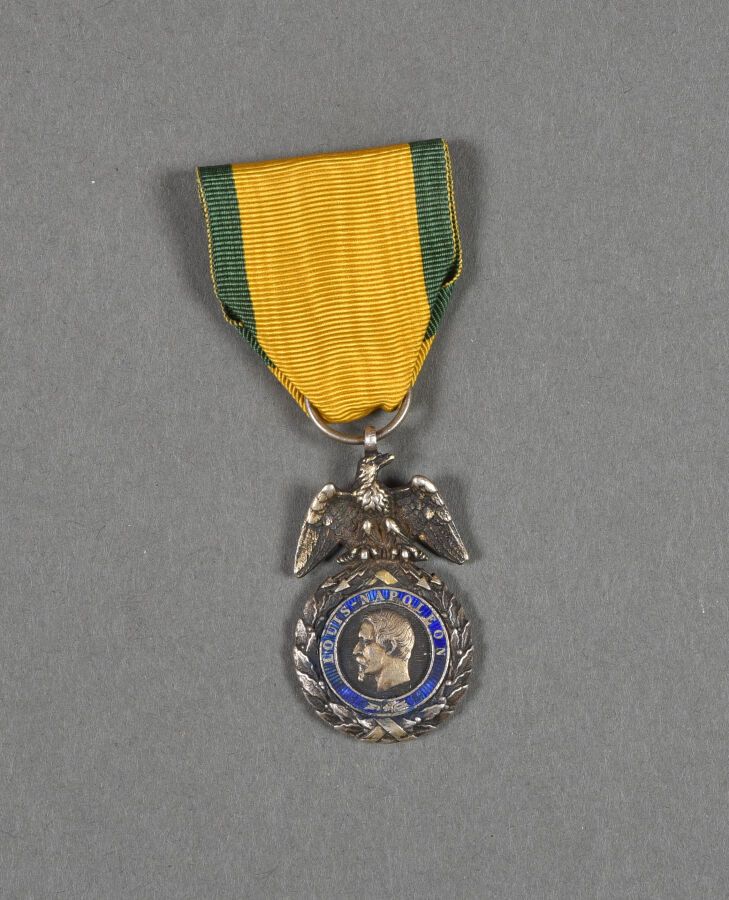 Null France. Médaille Militaire du 2°Type, à l'ancre, petits éclats au revers.