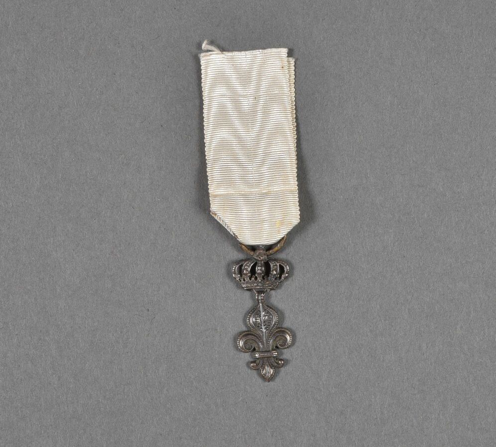 Null Francia. Real Orden del Lirio, bajo corona, plata, anillo abierto de latón &hellip;