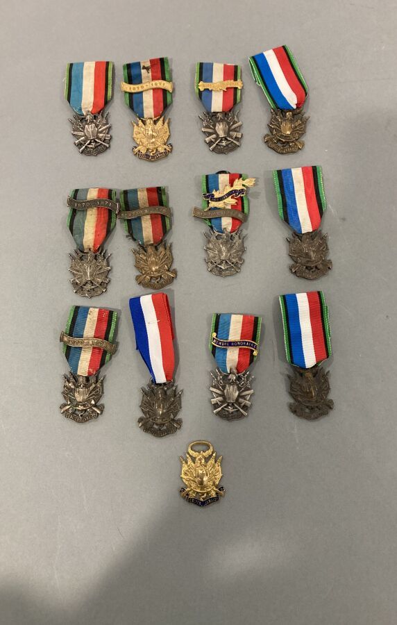 Null 法国。退伍军人奖章 "永远不要忘记"，一套13枚。