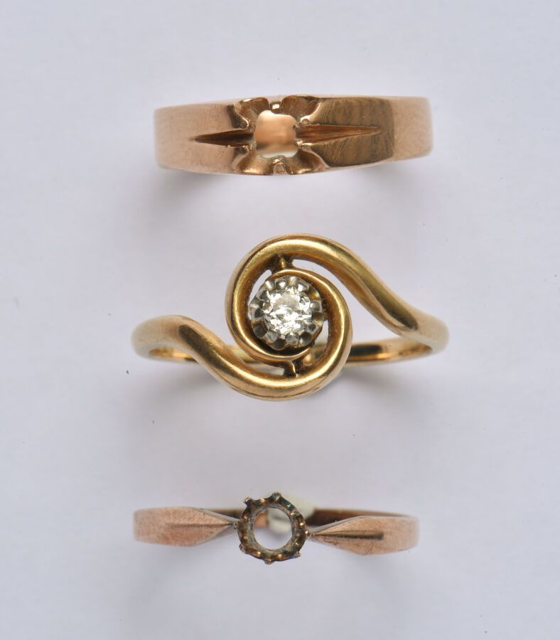 Null Lot mit einem alten Tourbillon-Ring aus 18 Karat Gelbgold (750/oo) und Plat&hellip;