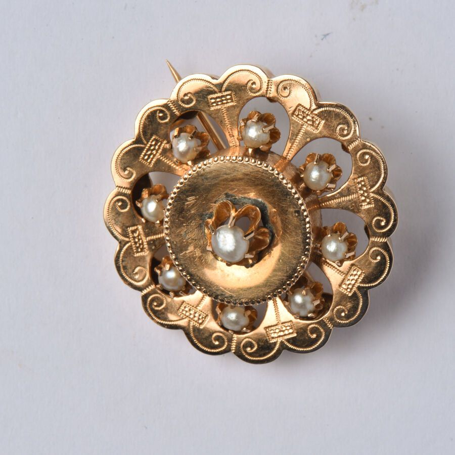 Null 18K（750/oo）黄金扇形胸针，镂空装饰和半颗珍珠。背面有轻微的锡焊，意外。直径：26毫米左右。19世纪。毛重：3.8克。