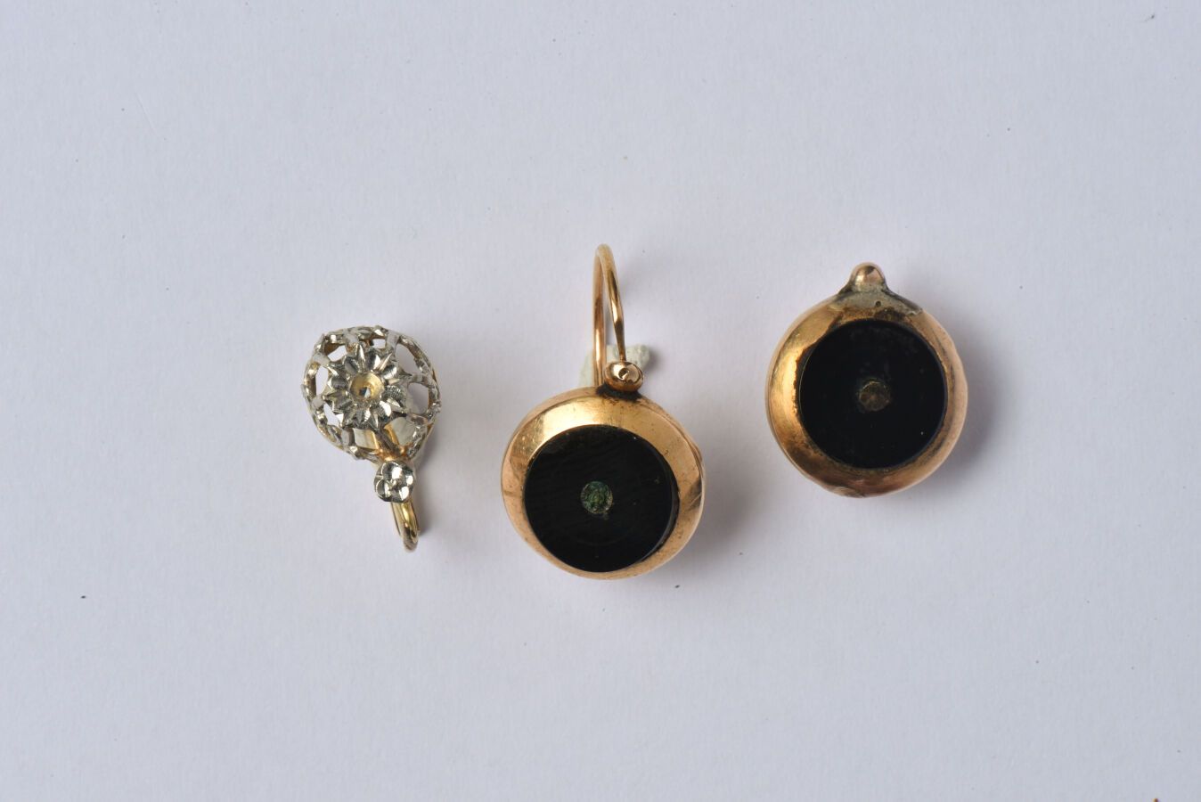 Null 一批18K(750/oo)黄金碎片，包括一个玫瑰式切割的钻石中心多尔梅斯(在扣子处重塑)和一对镶嵌黑玛瑙圆盘的哀悼多尔梅斯(事故，缺少扣子和中心宝石，&hellip;