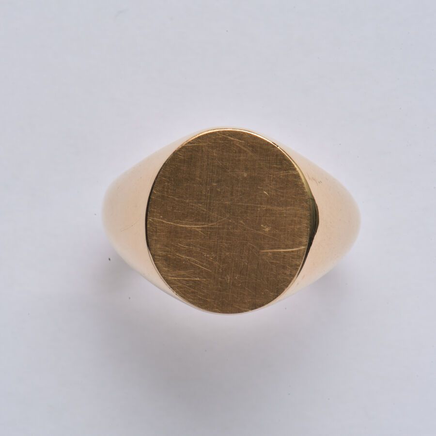 Null 一枚光滑的18K(750/oo)黄金Chevalière戒指，上面没有刻字的椭圆。TDD 62. 毛重：15.3克。