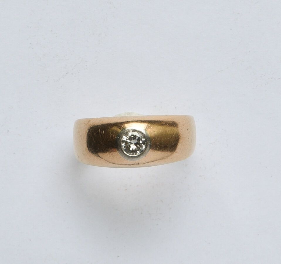 Null 一枚光滑的18K(750/oo)黄金圆环戒指，中心是一颗约0.12克拉的明亮型切割钻石，采用封闭式镶嵌。TDD 48.毛重：4.4克。