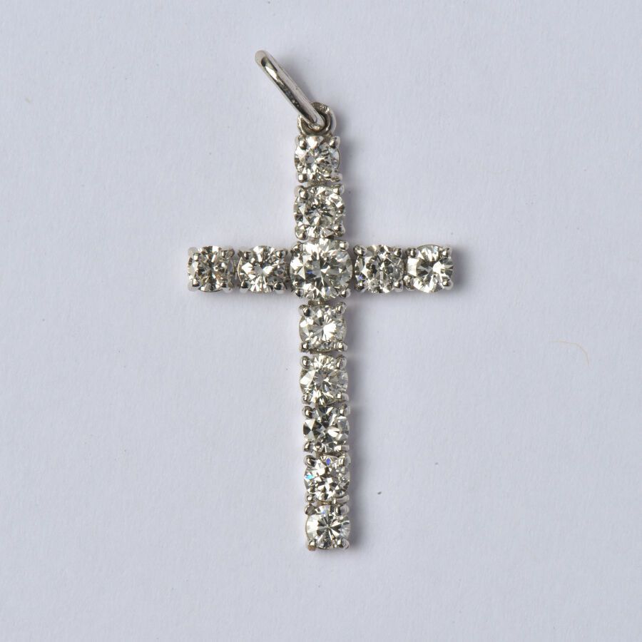 Null 18K(750/oo)白金十字架吊坠，镶嵌着一排排微微下落的明亮型切割钻石，共重约1.50克拉。尺寸：29 x 17 mm。毛重：1.8克。