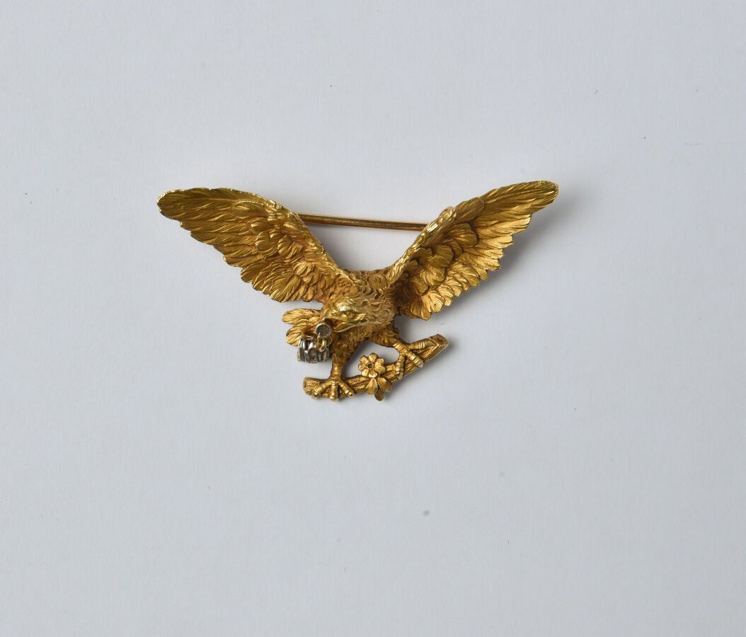 Null Broche Pendentif en or jaune 18K (750/oo) ciselé figurant un aigle tenant d&hellip;