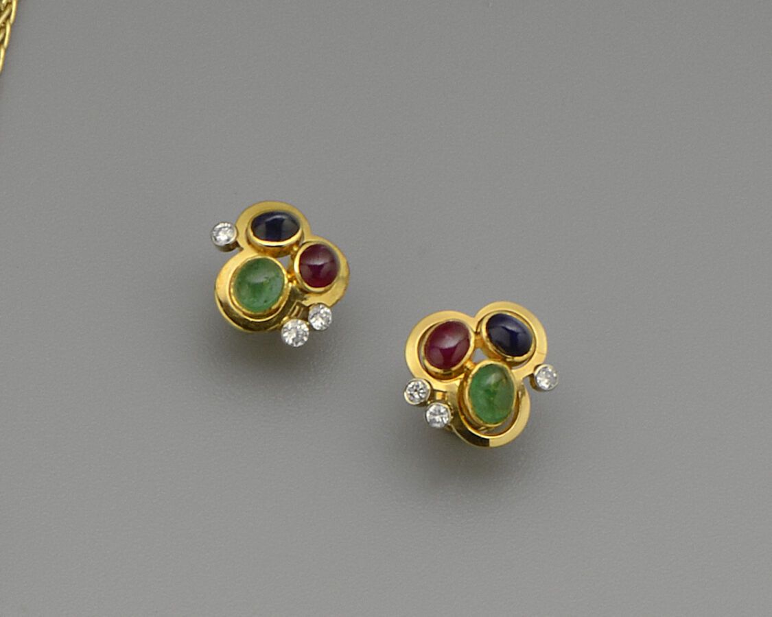 Null 一对双色18K(750/oo)金耳环，每只耳环都镶嵌有凸圆形蓝宝石、红宝石和绿宝石，以及三颗明亮式切割钻石，采用封闭式镶嵌。毛重：7.2克。