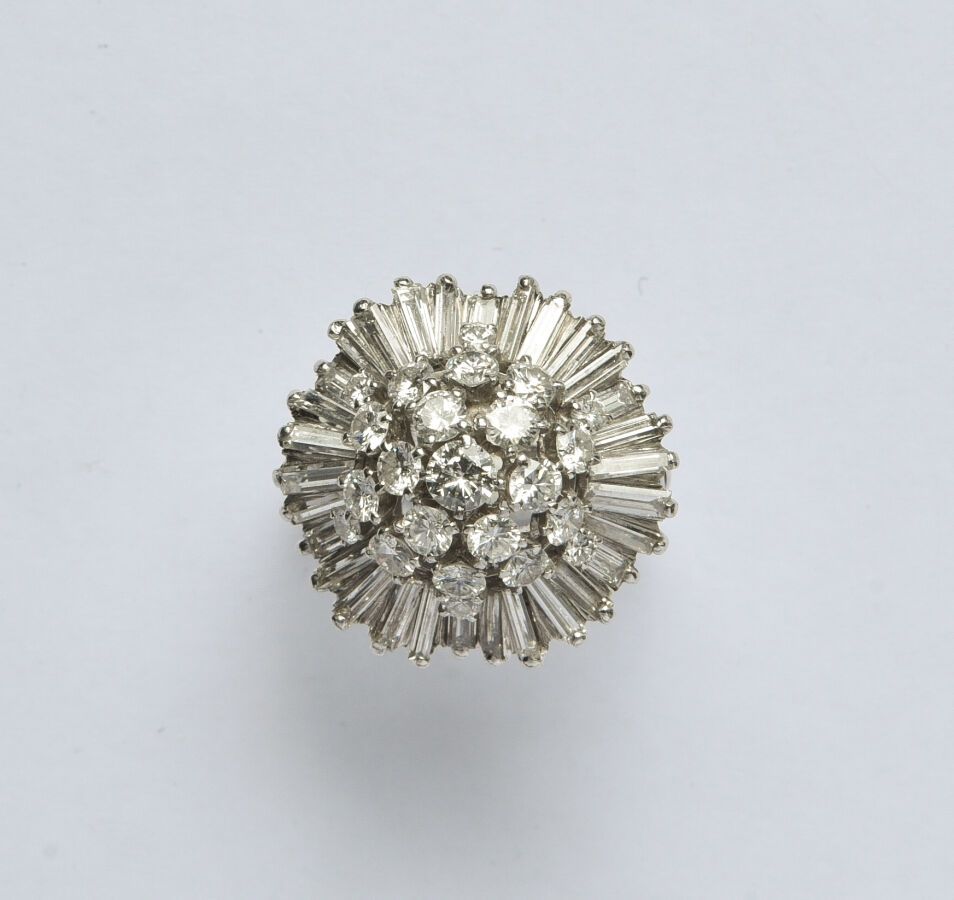 Null 铂金(850/oo) "花 "戒指，中心是一个铺满明亮式切割钻石的圆顶，周围是长方形切割钻石的裙边。附加物是扭曲的。钻石的总重量：约3克拉。法国的工作&hellip;