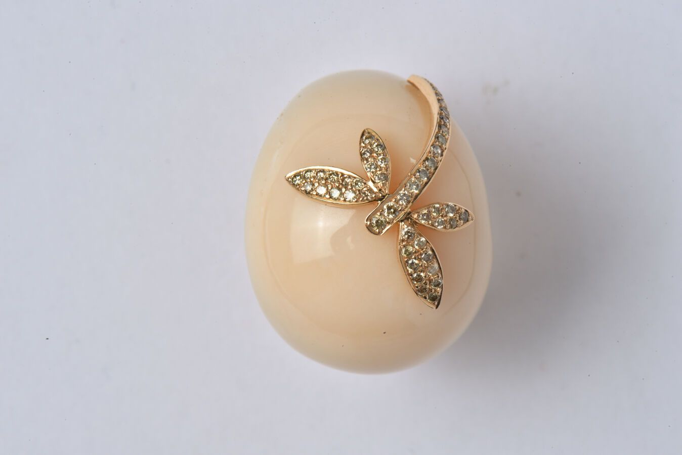 Null 一枚18K（750/oo）黄金 "Jonc Bombé "戒指，以金黄色玛瑙大圆顶为中心，上面有蜻蜓图案，并镶嵌了明亮式切割钻石。TDD 54.5。毛&hellip;