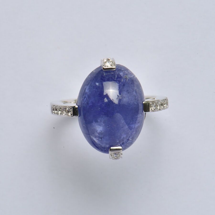 Null 18K (750/oo) white gold ring centered on a large oval Tanzanite cabochon we&hellip;