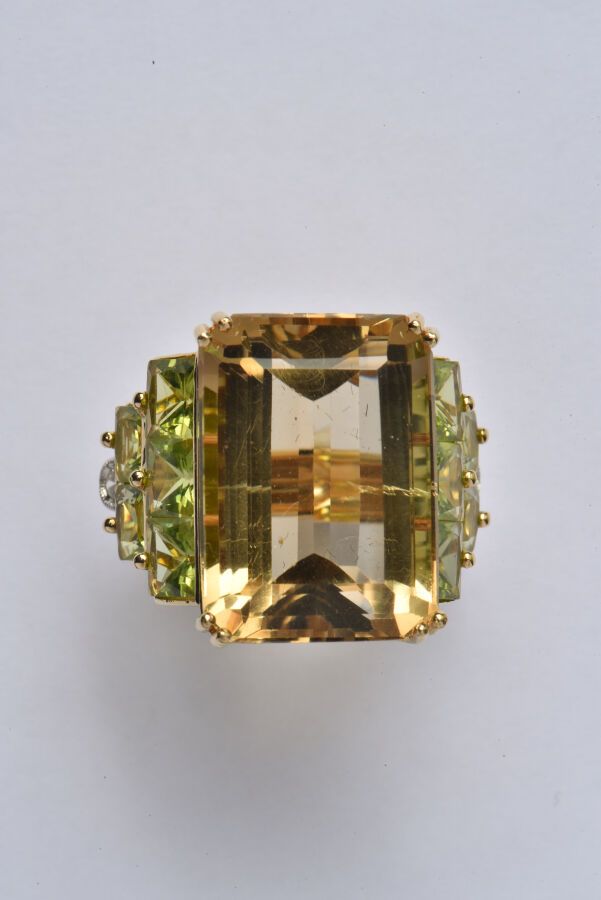 Null 一枚18K（750/oo）黄金戒指，以重约30克拉的大型矩形切割黄水晶为中心，镶嵌方形橄榄石和明亮式切割钻石，采用封闭式镶嵌。TDD 54.毛重：19&hellip;