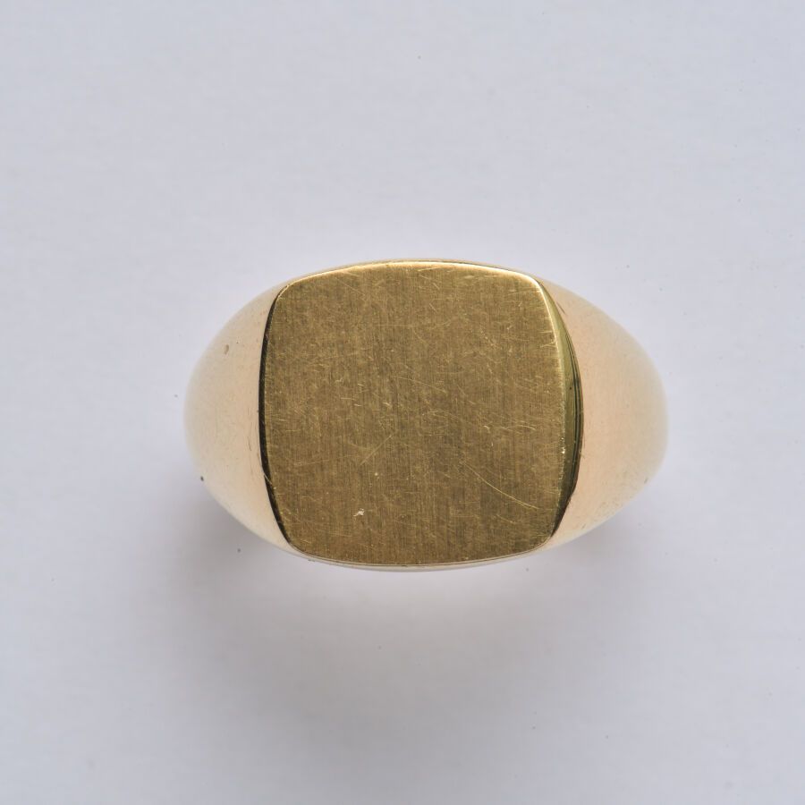 Null Bague Chevalière en or jaune 18K (750/oo) lisse, le plateau de forme coussi&hellip;