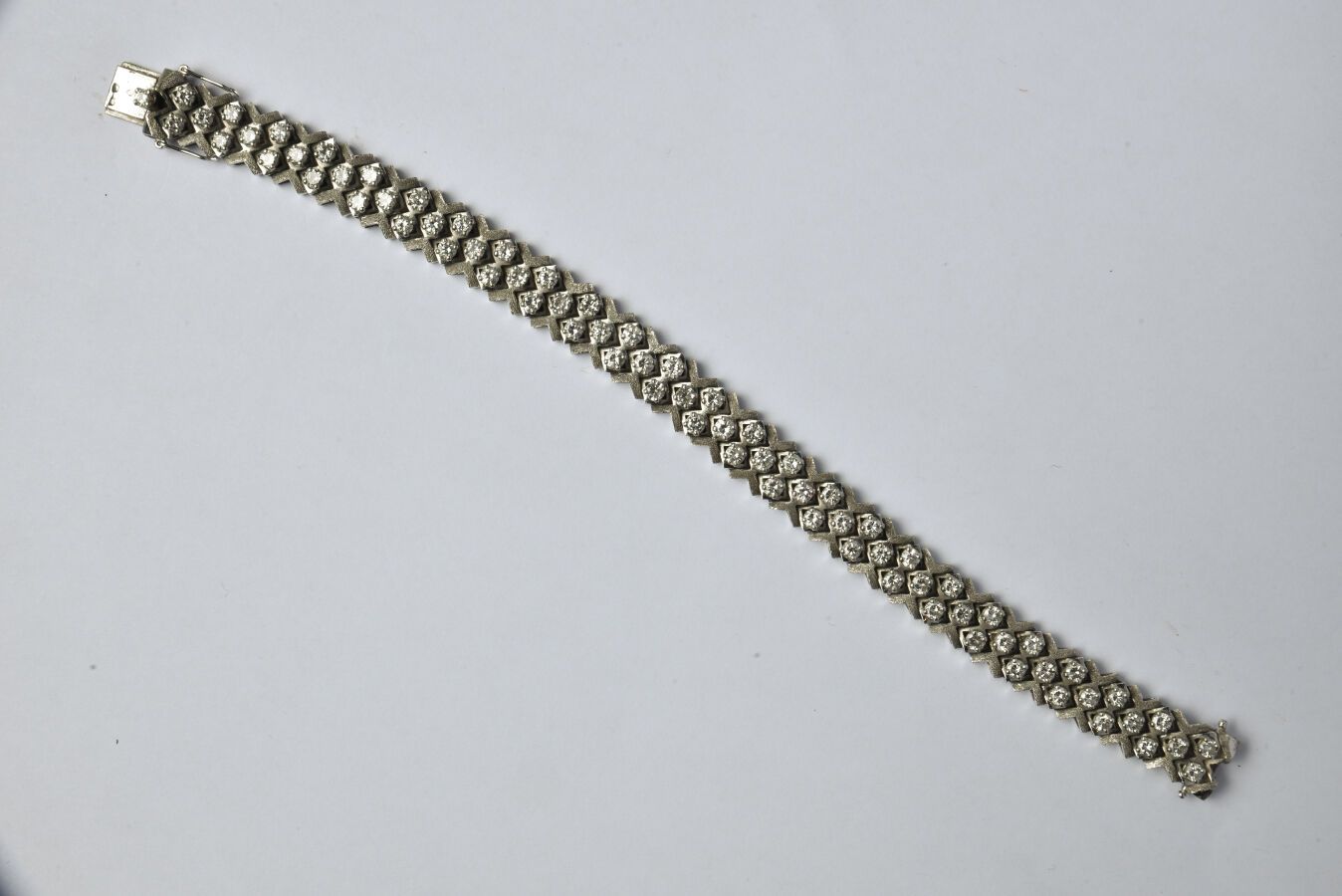 Null 18K（750/oo）白金丝带手镯，铰接式链节形成雪佛龙，镶嵌约4.30克拉的明亮型切割钻石。长度：18厘米左右。法国M-O标志 "L.S "未鉴定。&hellip;