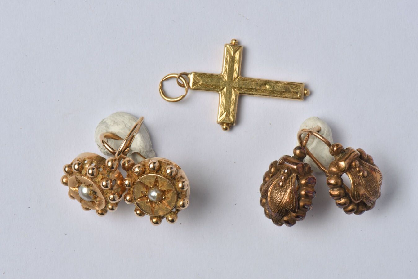 Null 18K(750/oo)黄金拍品，包括两对古旧的Dormeuses("Tête de Cheval "印记)，其中一个中间有半颗珍珠，以及一个刻有装饰的&hellip;