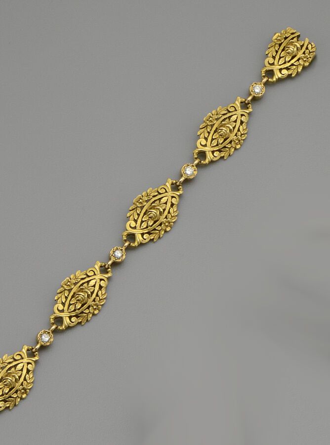 Null 18K(750/oo)黄金手镯，椭圆形镂空链节，饰有花纹，与镶有圆钻的链节交替。由里昂的CHAMBAT frères公司打上M-O的印记。长度：22.&hellip;
