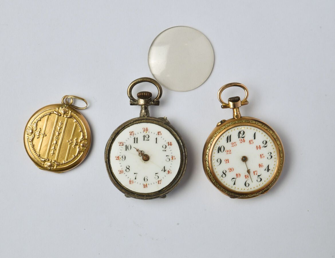 Null 18K(750/oo)黄金拍品，包括一个意外的颈部手表（玻璃和指针丢失，无法使用），一个双18K(750/oo)黄金碗和一个圆形开口的纪念品吊坠，带有&hellip;