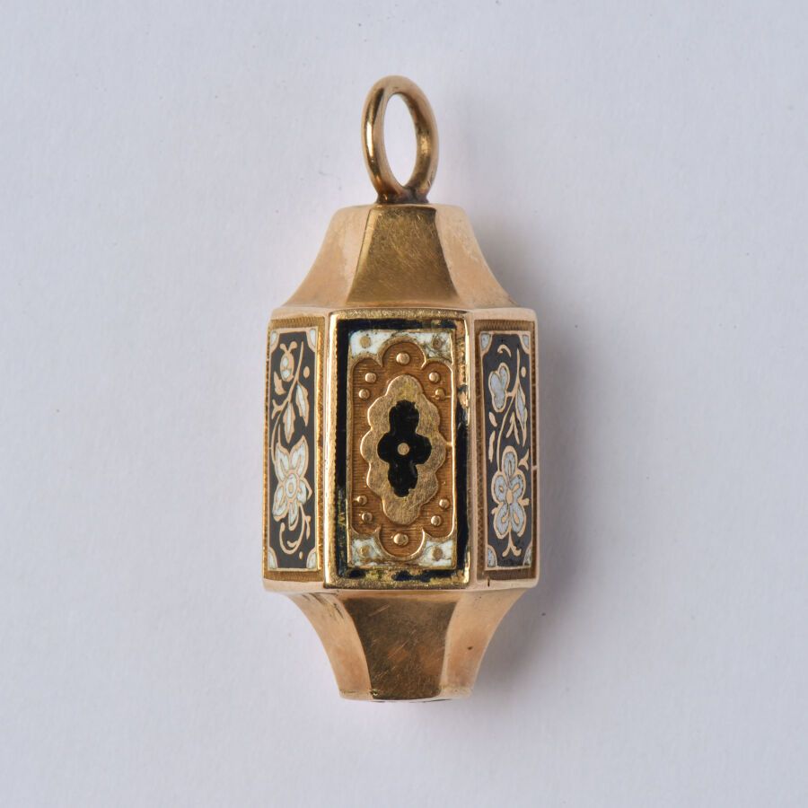 Null 古董18K(750/oo)黄金六角扣，有白色和黑色珐琅装饰（小件缺失）。磨损和缺失棘爪。标记为 "Tête de Cheval"。毛重：3.2克。