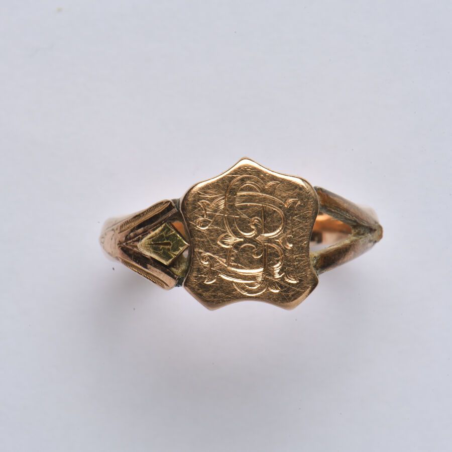 Null 古董18K（750/oo）多色金Chevalière戒指，中间有一个带字母 "E.B "的护手。对附件的遗漏和意外。TDD 63.毛重：6.2克。