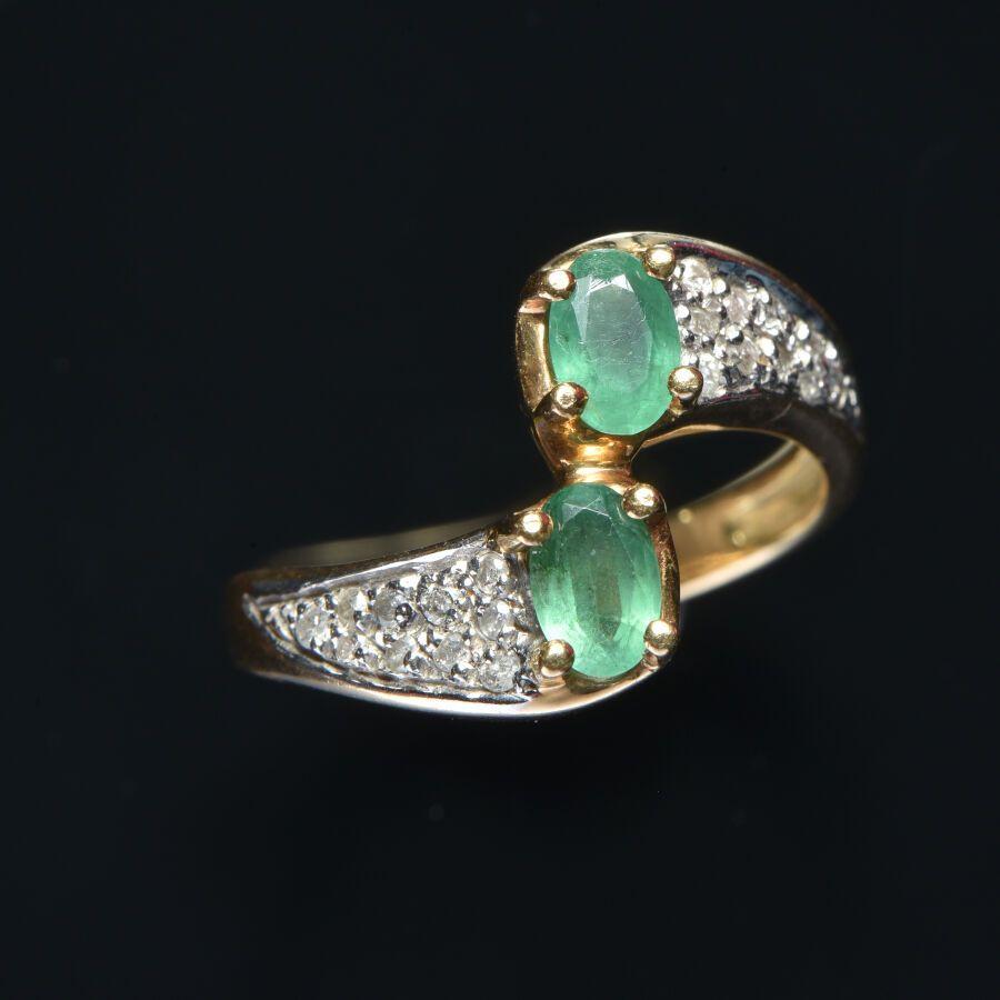 Null 一枚18K（750/oo）黄金 "Toi et Moi "戒指，由两颗椭圆形祖母绿组成，每颗祖母绿上都镶嵌有明亮式切割钻石。TDD 56.毛重：4.8&hellip;