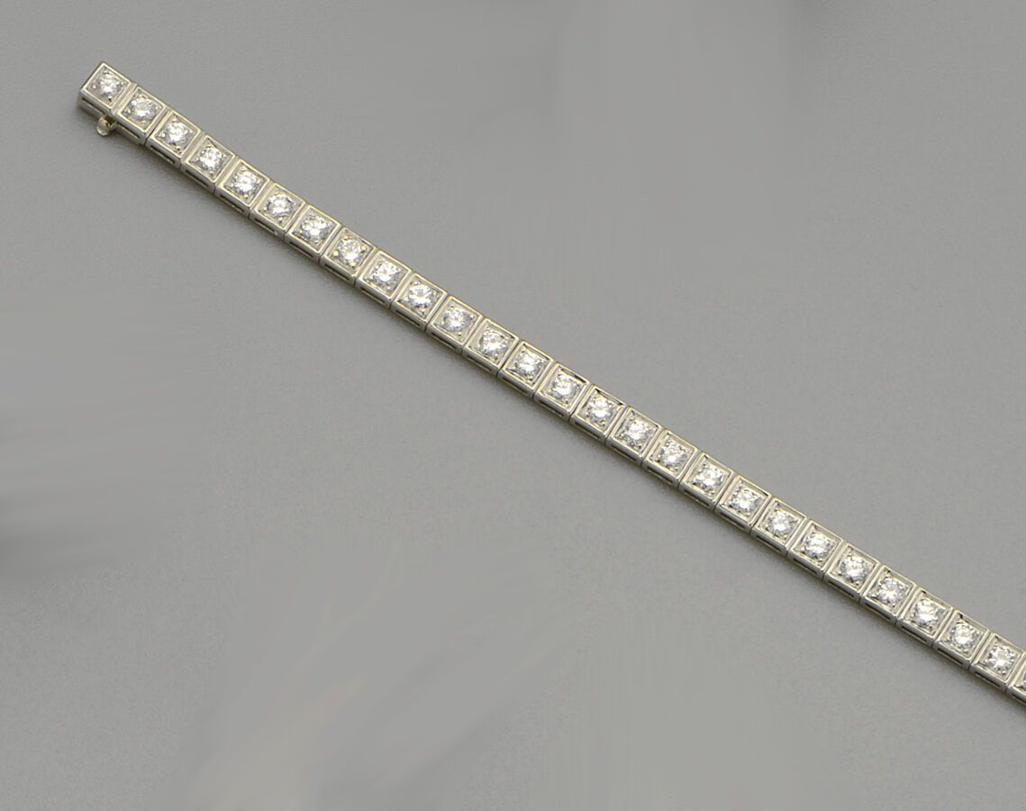 Null 18K(750/oo)白金线条手镯，方形铰接链节，每个链节中心都有一颗明亮式切割钻石。钻石总重量为3.80克拉，长度：17厘米。毛重：17.6克。