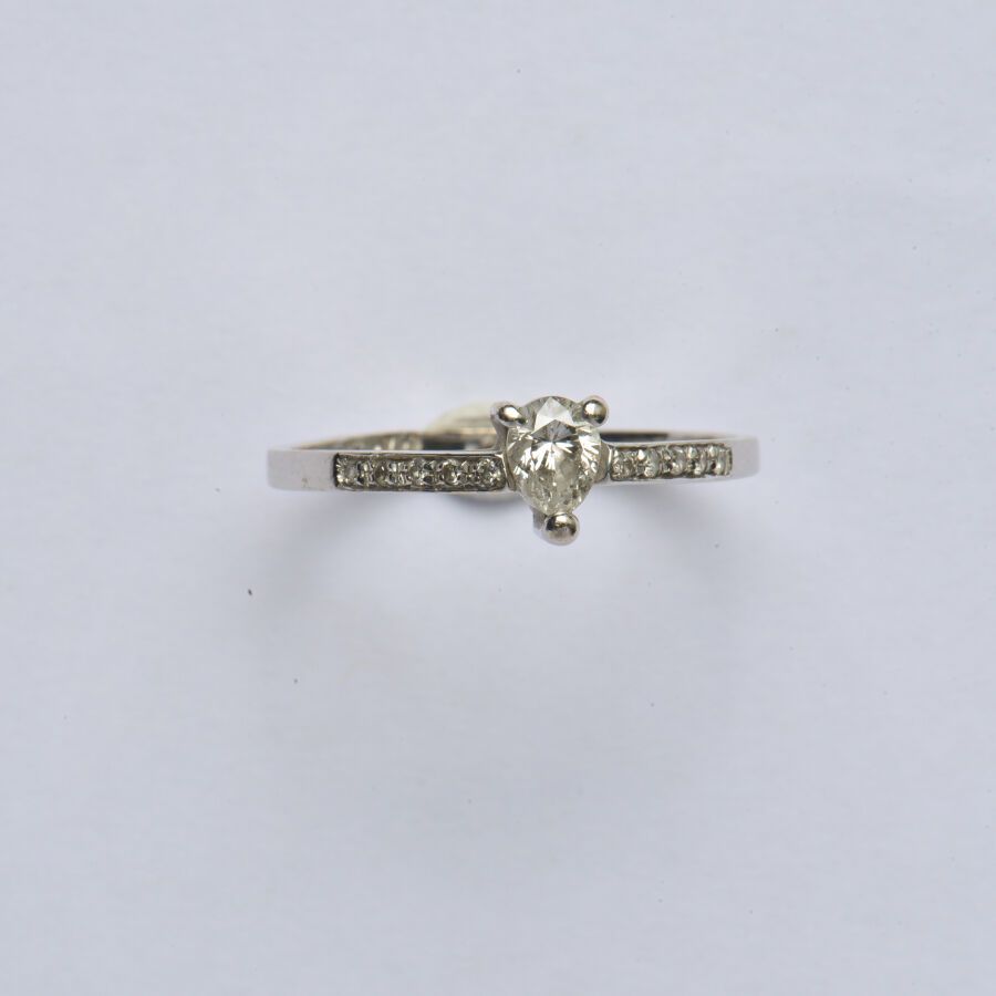 Null Bague en or gris 18K (750/oo) centrée d'un diamant taillé en poire calibran&hellip;