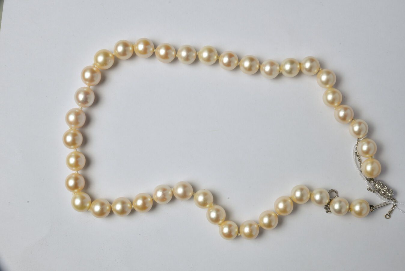 Null 养殖珍珠项链（直径：8.7至9.4毫米），链扣饰有圆钻，安全链，18K白金（750/oo）。长度：41厘米左右。毛重：44.9克。