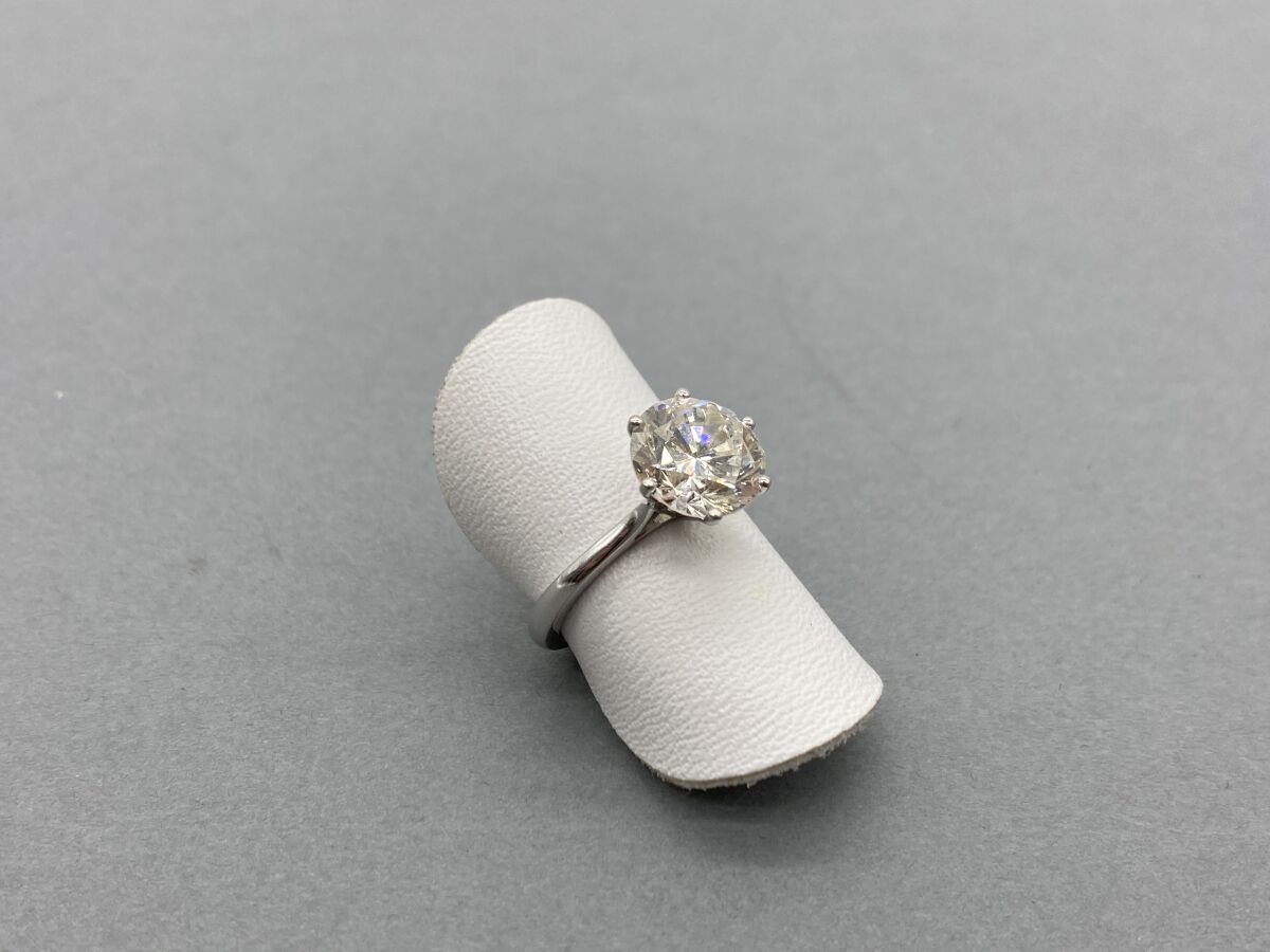 Null 18K（750/oo）白金单颗钻石戒指，以一颗重达3.40克拉的明亮型切割钻石为中心，J色，SI1净度。TDD 52.该石料附有LFG证书。毛重：3.&hellip;