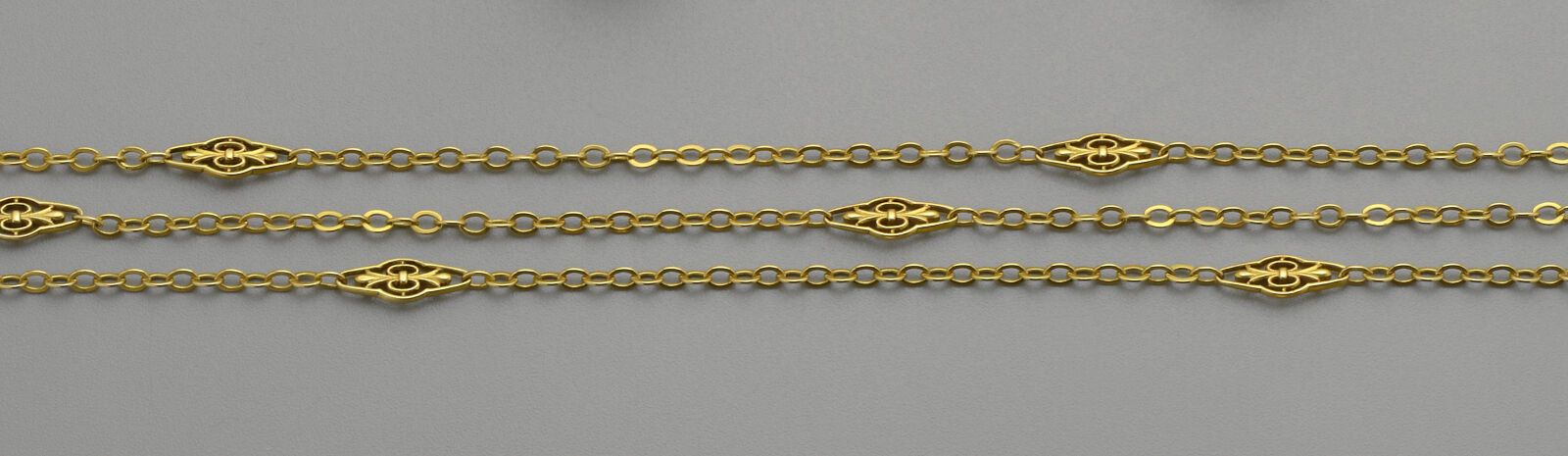 Null 古董18K(750/oo)黄金椭圆网状项链，带有植物装饰的镂空多叶脐带链接。长度：约144厘米。毛重：40克。